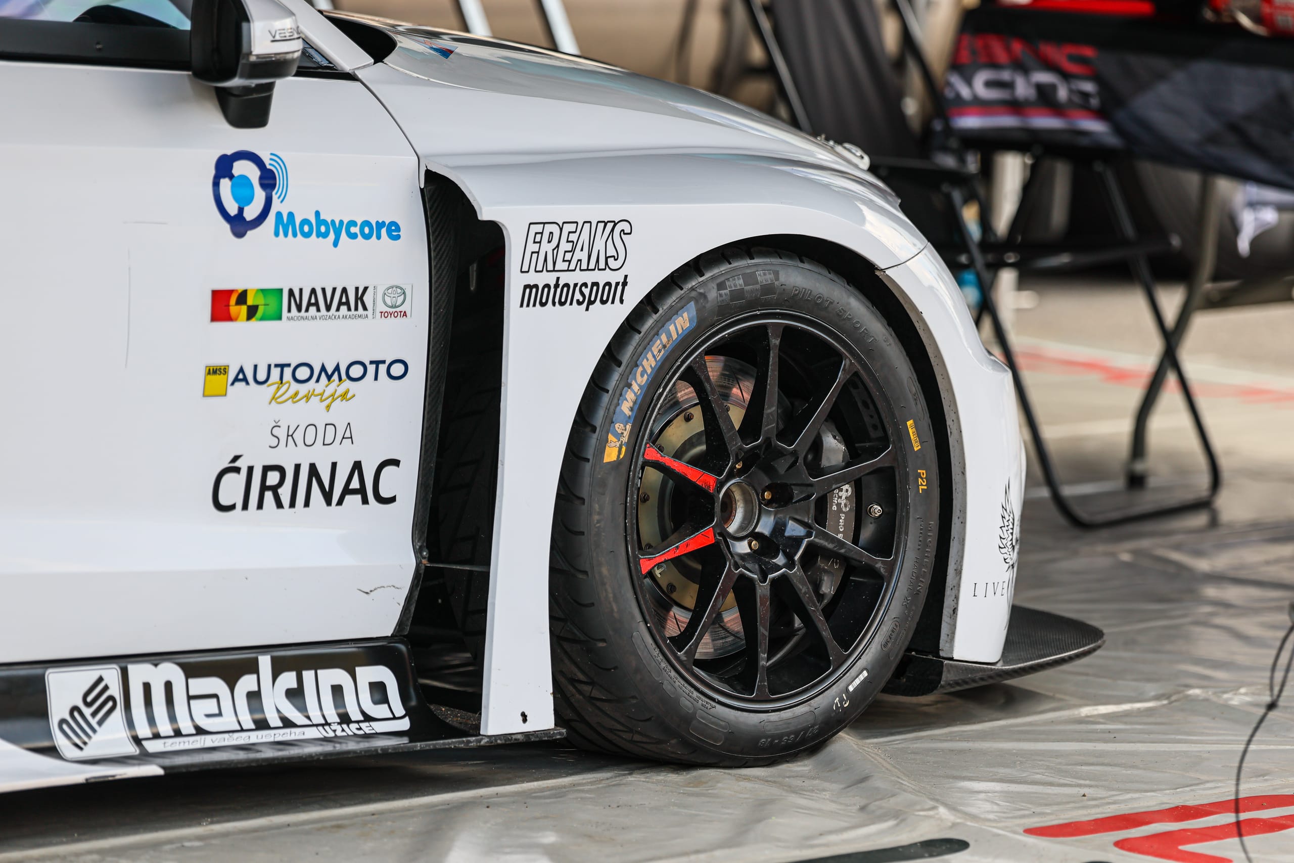 Detalj prednjeg točka — Michelin sleek, kočiona instalacija i sponzori