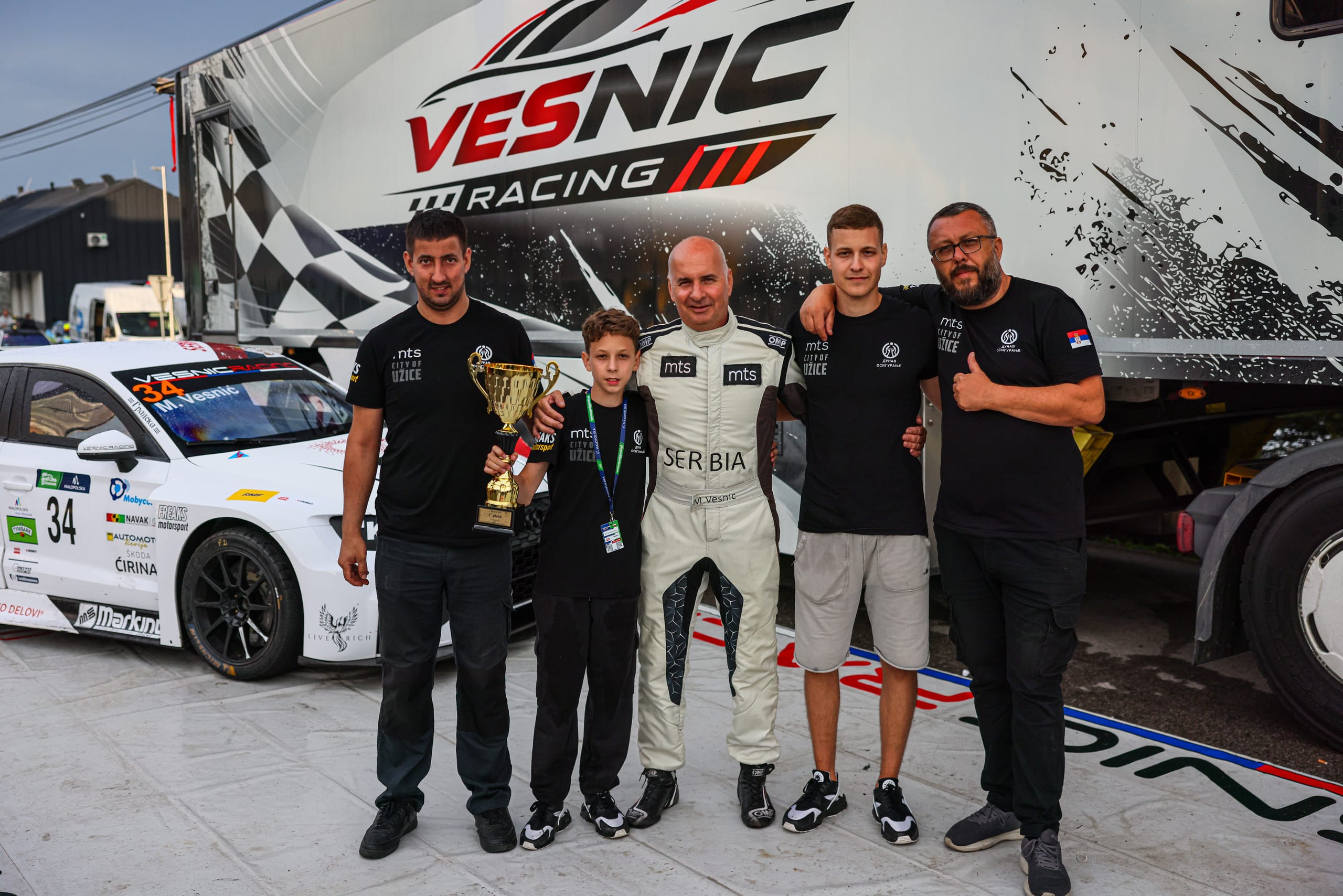 Tim Vesnić Racing sa peharom ispred transportera